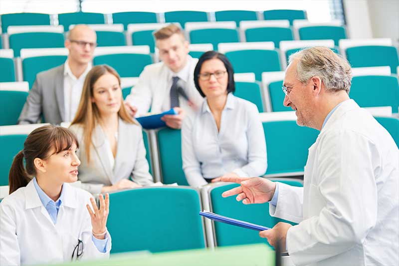 Professor unterrichtet in einem Hörsaal