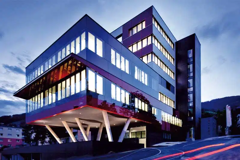 Gebäude von der Außenansicht bei Nacht