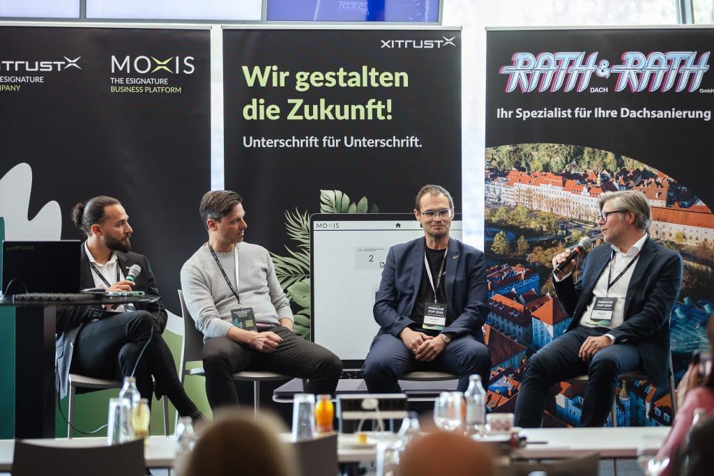 Teilnehmer der Podiumsdiskussion über Partnerschaften im Zeitalter von KI
