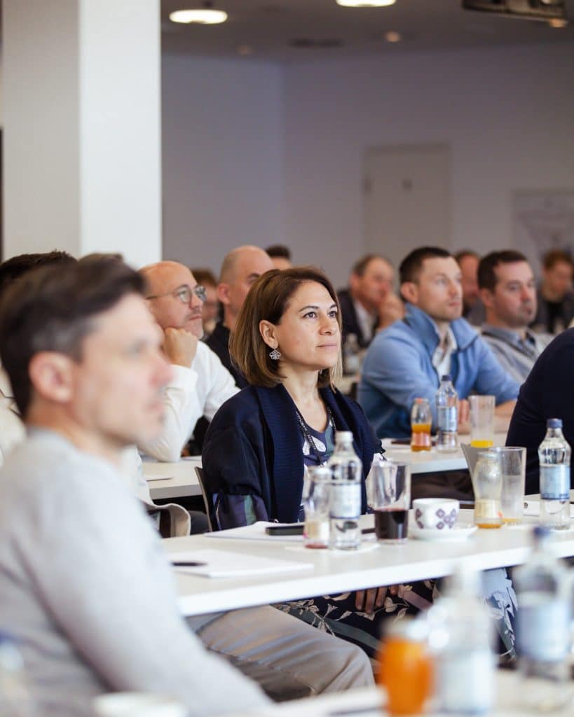 Besucher:innen beim Porsche Cup 2024 lauschen den Vorträgen zum Thema: E-Signature meets Quantum & AI.