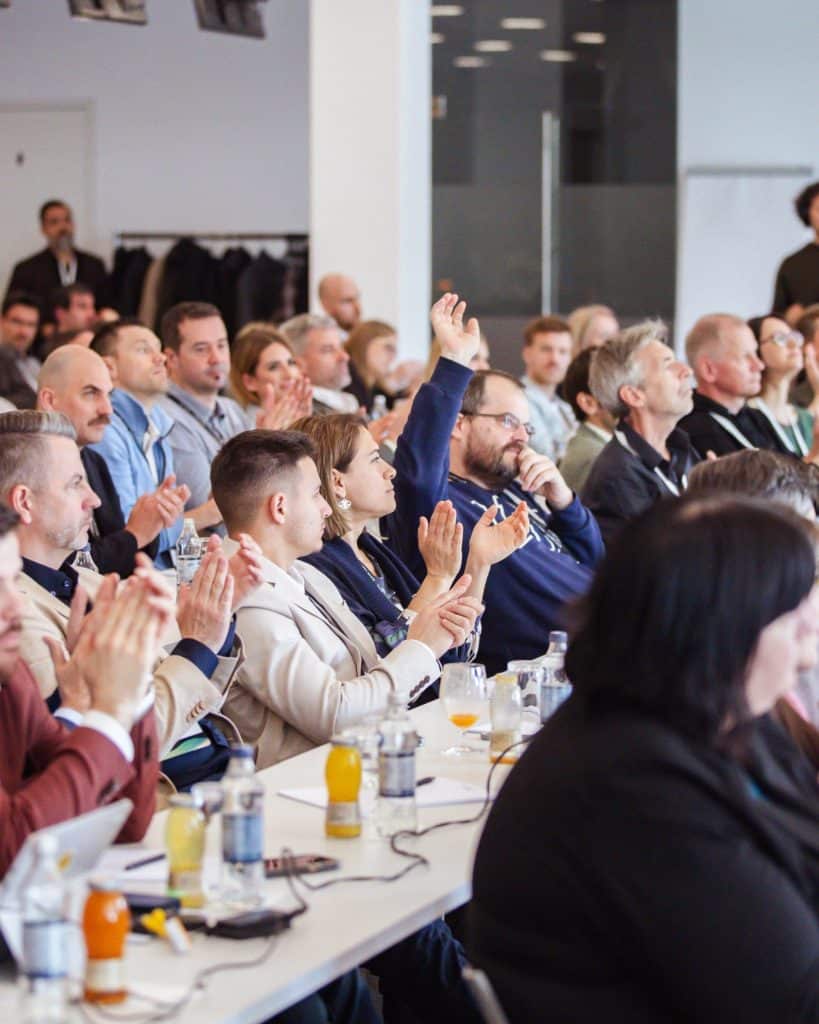 Besucher:innen beim Porsche Cup 2024 lauschen den Vorträgen zum Thema: E-Signature meets Quantum & AI.