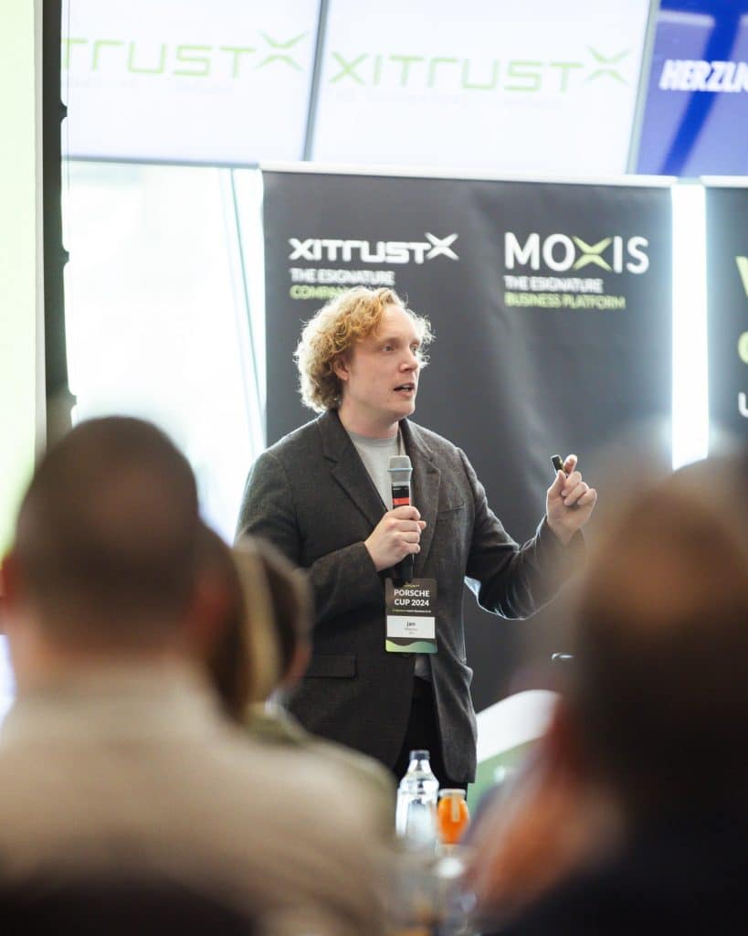 Jan Mikolon von IBM spricht beim XiTrust Porsche Cup über Chancen und Risiken von Generative AI